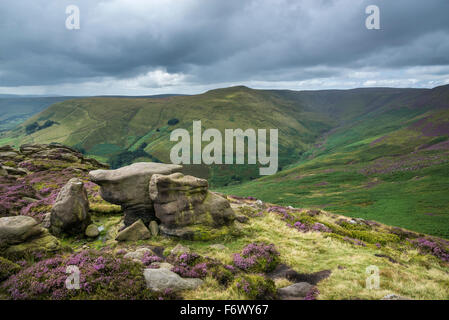 Wechselhaftes Wetter auf den Hügeln des Peak District in Derbyshire. Blick vom Klingeln Roger in der Nähe von Edale. Regen fällt auf Hügeln. Stockfoto