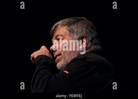 Lawrence, Kansas, USA. 20. November 2015.  Steve Wozniak der Mitbegründer von Apple-Computern hält Vortrag auf Innovation und Unternehmertum im Rahmen der Vortragsreihe von Anderson Chandler LIED Zentrum der Kansas University. Bildnachweis: mark Reinstein/Alamy Live-Nachrichten Stockfoto
