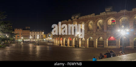 Römische Amphitheater Arena di Verona in der Nacht Stockfoto