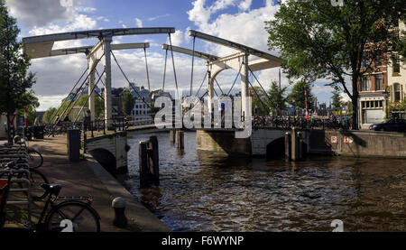 Blick auf Brücke, Fluss Amstel Kanal und Grachtenhäuser in Amsterdam (Nord-Holland, Niederlande) Stockfoto