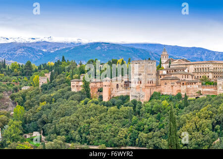 GRANADA SPANIEN ALHAMBRA EINE MAURISCHE BURG UND SCHLOSS IM HERBST MIT SCHNEE AUF DEN SIERRA NEVADA BERGEN Stockfoto