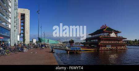 Panoramablick auf die Amsterdam Public Library, Oosterdok und Nemo Science Center in Amsterdam (Noord-Holland, Niederlande). Stockfoto