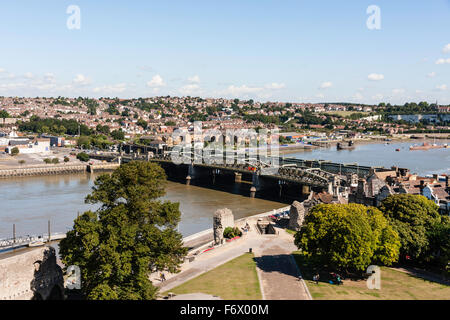 Luftbild der Neuen und der Alten Straße und Schiene Brücken über den Fluss Medway zwischen Rochester und Chatham, die Stadt im Hintergrund. Blue Sky. Stockfoto