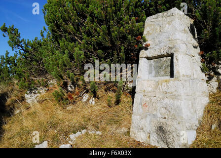 Asiago Hochebene, Veneto, Italien. WWI, Sattel Mecenseffy, Standorte, wo 6. Oktober 1917 den Tod des Kommandanten der 6. Infanterie Division österreichisch-ungarischen Artur Edler von Mecenseffy sah, durch einen Schuss von Artillerie getroffen. Das Denkmal zur Erinnerung an Von Mecenseffy. Stockfoto