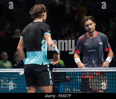 20.11.2015. die O2-Arena, London, England. ATP Tennis Tour Finale. Tag 6. Rafael Nadal (ESP) [5] und David Ferrer (ESP) [7] am Netz nach dem Spiel. Nadal gewann das Spiel 7-6, 6-3, 6-4. Stockfoto