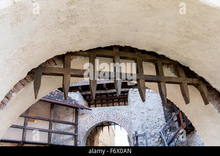 Rosenau, Rumänien - 4. Juli 2015: Die Steinmauern der Landarbeiter Verteidigung Schloss Rosenau Stockfoto