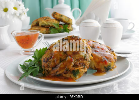 Kartoffelpuffer mit Gemüse, sauce auf dem Teller Stockfoto