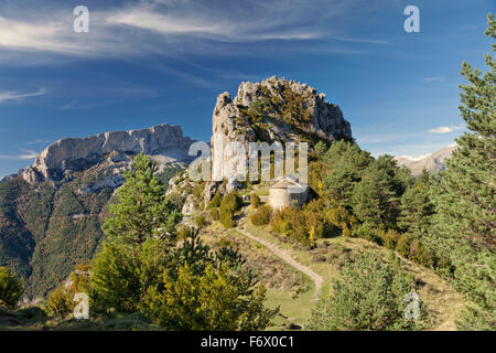 Schöne Aussicht auf die hohen Berge und die romanische Kapelle in Tella Dorf Sobrarbe county Huesca Aragon Spanien. Tella Dorf. Stockfoto