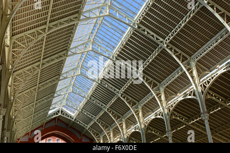 Detail der Dachhimmel auf Columbus Markt kleine Shopping Mall und Markt (Mercado de Colon) in Valencia, Spanien Stockfoto