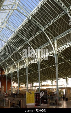 Innenraum des kleinen Einkaufszentrum Columbus Markt und Markt (Mercado de Colon) in Valencia, Spanien Stockfoto