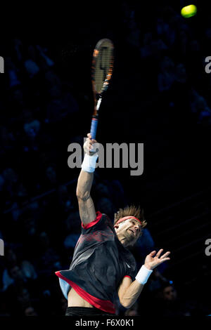 20.11.2015. die O2-Arena, London, England. ATP Tennis Tour Finale. Tag 6. David Ferrer (ESP) [7] dient während seines Spiels mit Rafael Nadal (ESP) [5]. Nadal gewann das Spiel 7-6, 6-3, 6-4. Stockfoto