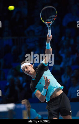 20.11.2015. die O2-Arena, London, England. ATP Tennis Tour Finale. Tag 6. Rafael Nadal (ESP) [5] dient während seines Spiels mit David Ferrer (ESP) [7]. Nadal gewann das Spiel 7-6, 6-3, 6-4. Stockfoto