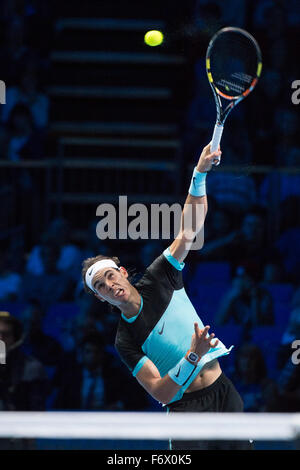 20.11.2015. die O2-Arena, London, England. ATP Tennis Tour Finale. Tag 6. Rafael Nadal (ESP) [5] dient während seines Spiels mit David Ferrer (ESP) [7]. Nadal gewann das Spiel 7-6, 6-3, 6-4. Stockfoto