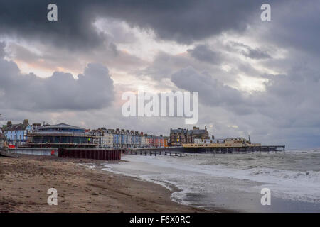 Aberystwyth, Wales, UK. 20. November 2015. Unruhiges Wetter in ganz Großbritannien weiter, dramatische Regenwolken sammeln über Aberystwyth Credit: Alan Hale/Alamy Live News Stockfoto