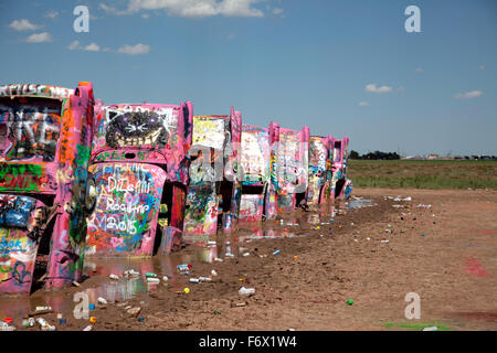 Die Reihe der Autos auf Cadillac Ranch in Amarillo, Texas am 13. Juli 2015 Stockfoto