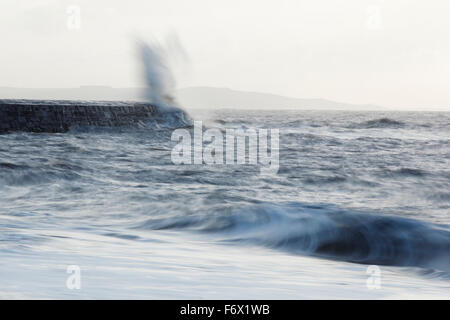 Raue See krachte gegen The Cobb Hafenmauer. Lyme Regis. Dorset. VEREINIGTES KÖNIGREICH. Stockfoto