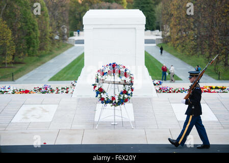 Ein US-Armee Grab Sentinel des 3. Infanterie-Regiment schützt das Grabmal der unbekannten in Arlington Staatsangehörig-Kirchhof am Veterans Day 11. November 2015 in Arlington, Virginia. Stockfoto