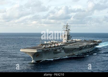 US Navy Nimitz-Klasse-Flugzeugträger USS Ronald Reagan Transite der Philippine Sea 15. November 2015 aus der philippinischen Inseln. Stockfoto