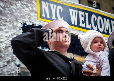 US Navy Sailor, die Petty Officer Collin Gomez salutiert während der jährlichen Veterans Day bei Veteranen Woche Aktivitäten 11. November 2015 in New York City, New York Parade. Stockfoto