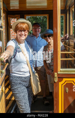 Touristen auf Budapest Castle Hill Standseilbahn verbindet Buda Castle die Kettenbrücke unten, Ungarn. Stockfoto