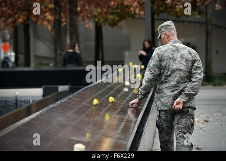 Mitglieder des US-Militär eingetragen Bereich Advisory Council besuchen Sie das Ground Zero-Denkmal zu Ehren der Veteranen-Tag 11. November 2015 in New York City, New York. Stockfoto