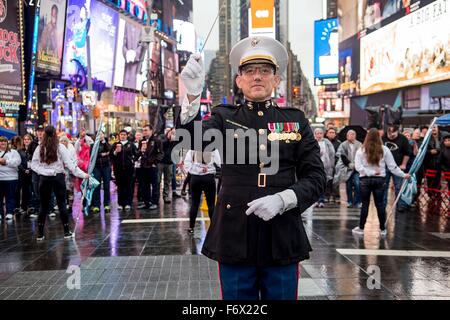 Ein US-Marine Corpsband Direktor führt die Marine Corps Hymne an das Marine Corps im Time Square unter Veteranen Woche 9. November 2015 in New York City, New York Geburtstages. Stockfoto