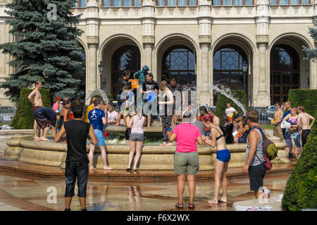 Junge Leute genießen den "Angeln Kinder" Brunnen außerhalb des Konzertsaals Pesti Vigado in Budapest, Ungarn. Stockfoto