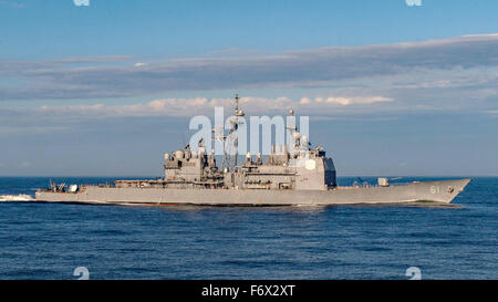 Die US Navy Ticonderoga-Klasse geführte Raketenkreuzer USS Monterey während der routinemäßigen Ausbildung und Operationen 4. November 2015 im Atlantischen Ozean. Stockfoto