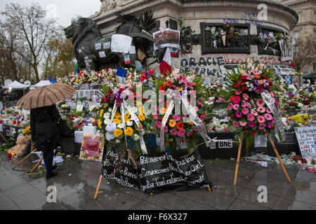 20. November 2015 - Paris, Ile de France, Frankreich - Rosen Blumen, Kerzen und Nachrichten, die als ein Denkmal am Place De La Republique im 11. Bezirk von Paris, Angriffe nach einer Reihe von koordinierten Terroristen am 13. November. Islamischer Staat (ISIS) Dschihadisten behauptete koordinierte Angriffe im Zentrum von Paris, die mindestens 129 Menschen und verwundete Hunderte in einem Konzertsaal, Restaurants und das Nationalstadion getötet. © Guillaume Payen/ZUMA Draht/Alamy Live-Nachrichten Stockfoto