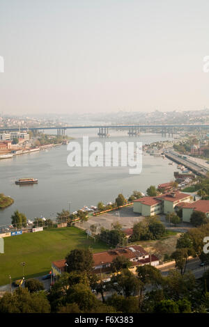 Von einem Aussichtspunkt auf das legendäre Goldene Horn ist eine spektakuläre Aussicht auf Teile von Istanbul, die Türkei und den Bosporus. Stockfoto