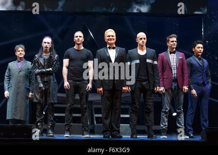 Raymond Crowe, Dan Sperry, James More, Jeff Hobson, Jonathan Goodwin, Adam Trent, Yu Ho-Jin in die Teilnehmerliste für die ILLUSIONISTEN – LIVE ON BROADWAY Vorschau Performance, Neil Simon Theatre, New York, NY 20. November 2015. Foto von: Jason Smith/Everett Collection Stockfoto