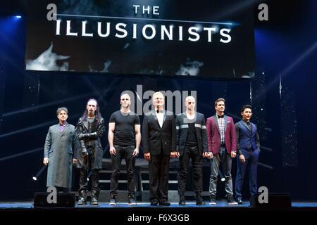 Raymond Crowe, Dan Sperry, James More, Jeff Hobson, Jonathan Goodwin, Adam Trent, Yu Ho-Jin in die Teilnehmerliste für die ILLUSIONISTEN – LIVE ON BROADWAY Vorschau Performance, Neil Simon Theatre, New York, NY 20. November 2015. Foto von: Jason Smith/Everett Collection Stockfoto