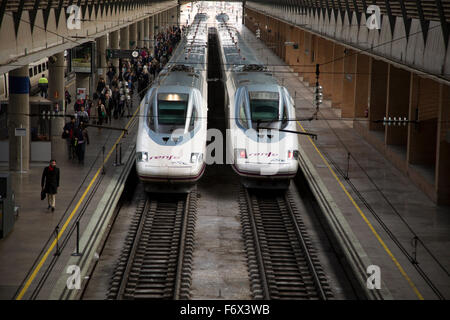 Züge am Bahnhof Santa Justa, Sevilla, Spanien Stockfoto