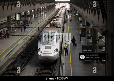 Zug am Bahnsteig im Bahnhof Santa Justa, Sevilla, Spanien Stockfoto