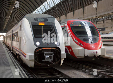 Züge am Bahnhof Santa Justa, Sevilla, Spanien Stockfoto