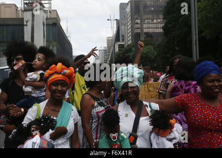 (151120) - SAO PAULO, 20. November 2015 (Xinhua)--Menschen nehmen Teil an den Feierlichkeiten des schwarzen Bewusstseins Tag in Sao Paulo, Brasilien, am 20. November 2015. Schwarz-Bewusstseins-Tag wird jährlich in Städten in ganz Brasilien zu Ehren des Landes aus dem 17. Jahrhundert Anti-Sklaverei Führer Zumbi Dos Palmares gefeiert. (Xinhua/Rahel Patras) (Rp) (vf) (Fnc) Stockfoto