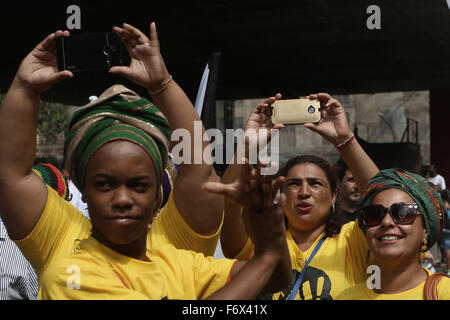 (151120) - SAO PAULO, 20. November 2015 (Xinhua)--Menschen nehmen Teil an den Feierlichkeiten des schwarzen Bewusstseins Tag in Sao Paulo, Brasilien, am 20. November 2015. Schwarz-Bewusstseins-Tag wird jährlich in Städten in ganz Brasilien zu Ehren des Landes aus dem 17. Jahrhundert Anti-Sklaverei Führer Zumbi Dos Palmares gefeiert. (Xinhua/Rahel Patras) (Rp) (vf) (Fnc) Stockfoto