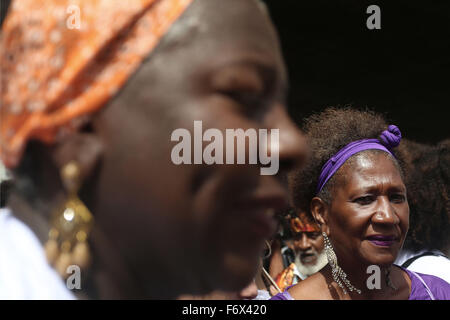 (151120) - SAO PAULO, 20. November 2015 (Xinhua)--Frauen nehmen Teil an den Feierlichkeiten des schwarzen Bewusstseins Tag in Sao Paulo, Brasilien, am 20. November 2015. Schwarz-Bewusstseins-Tag wird jährlich in Städten in ganz Brasilien zu Ehren des Landes aus dem 17. Jahrhundert Anti-Sklaverei Führer Zumbi Dos Palmares gefeiert. (Xinhua/Rahel Patras) (Rp) (vf) (Fnc) Stockfoto