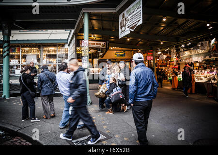 Touristen fotografieren am Pike Place Market mit das inoffizielle Maskottchen, Seattle, Washington State Stockfoto