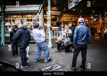 Touristen fotografieren am Pike Place Market mit das inoffizielle Maskottchen, Seattle, Washington State Stockfoto