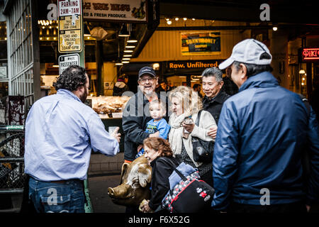 Touristen fotografieren am Pike Place Market mit das inoffizielle Maskottchen, Seattle, Washington State Stockfoto