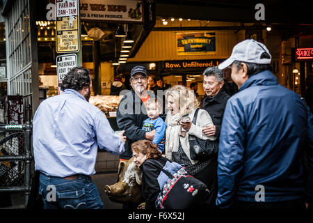 Touristen fotografieren am Pike Place Market mit das inoffizielle Maskottchen, Seattle, Washington State Stockfoto