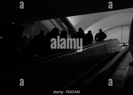 Die Rolltreppe in St.Petersburg Metro nachschlagen Stockfoto