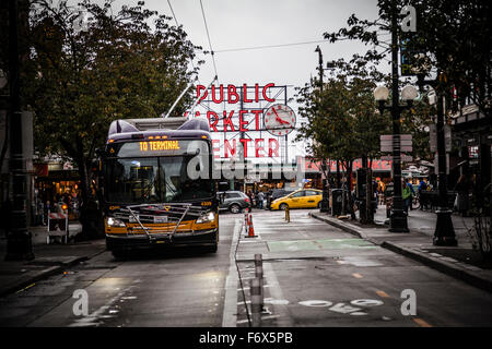 Passanten vor Seattle am Pike Place Market Stockfoto