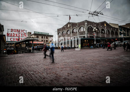 Passanten vor Seattle am Pike Place Market Stockfoto