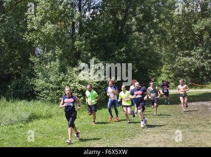 SIGNA, Italien - 9. Mai 2015: Gruppe von Menschen laufen in den Renai Park in der Nähe von Florenz während der Inferno-Lauf-Wettbewerb Stockfoto