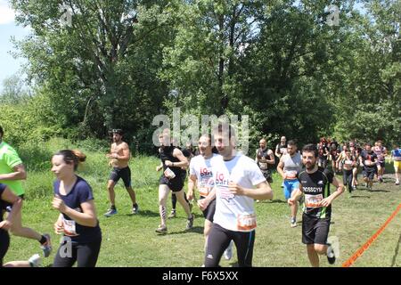 SIGNA, Italien - 9. Mai 2015: Gruppe von Menschen laufen in den Renai Park in der Nähe von Florenz während der Inferno-Lauf-Wettbewerb Stockfoto