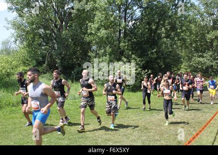 SIGNA, Italien - 9. Mai 2015: Gruppe von Menschen laufen in den Renai Park in der Nähe von Florenz während der Inferno-Lauf-Wettbewerb Stockfoto