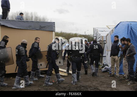 Calais, Griechenland. 20. November 2015. Polizisten in Aufruhr Getriebe Marsch durch die neue Dschungel-Camp in Calais. Riot-Polizisten aus der französischen Nationalpolizei sehen normalerweise die neue Dschungel-Flüchtlingslager von außen. Bei dieser seltenen Gelegenheit jedoch beschlossen sie, mit einige Offiziere tragen Schilde und Maschinenpistolen durch das Lager marschieren. © Michael Debets/Pacific Press/Alamy Live-Nachrichten Stockfoto