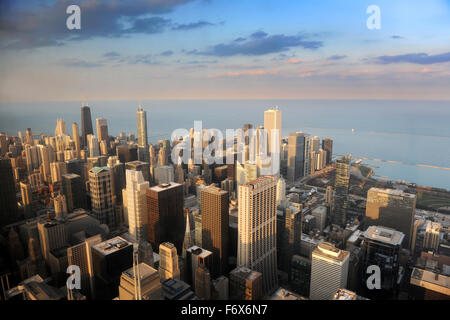 Luftaufnahme der Innenstadt von Chicago am späten Nachmittag Stockfoto